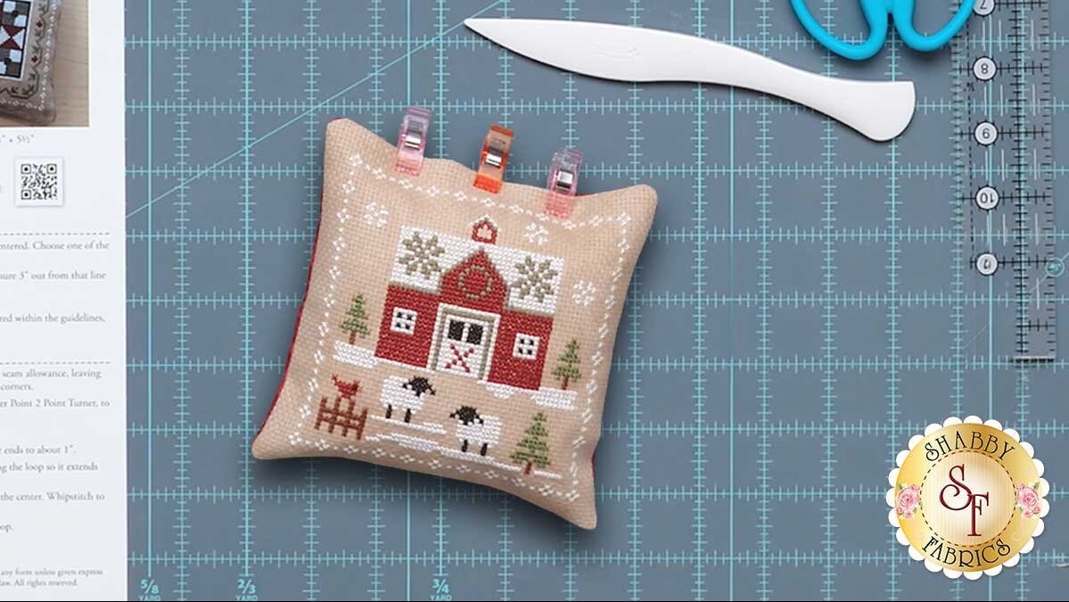 farmhouse_christmas_ornaments_wonder_clips_zoomed.jpg Wonder Clips holding the ornament opening closed so the stuffing level can be checked before stitching.